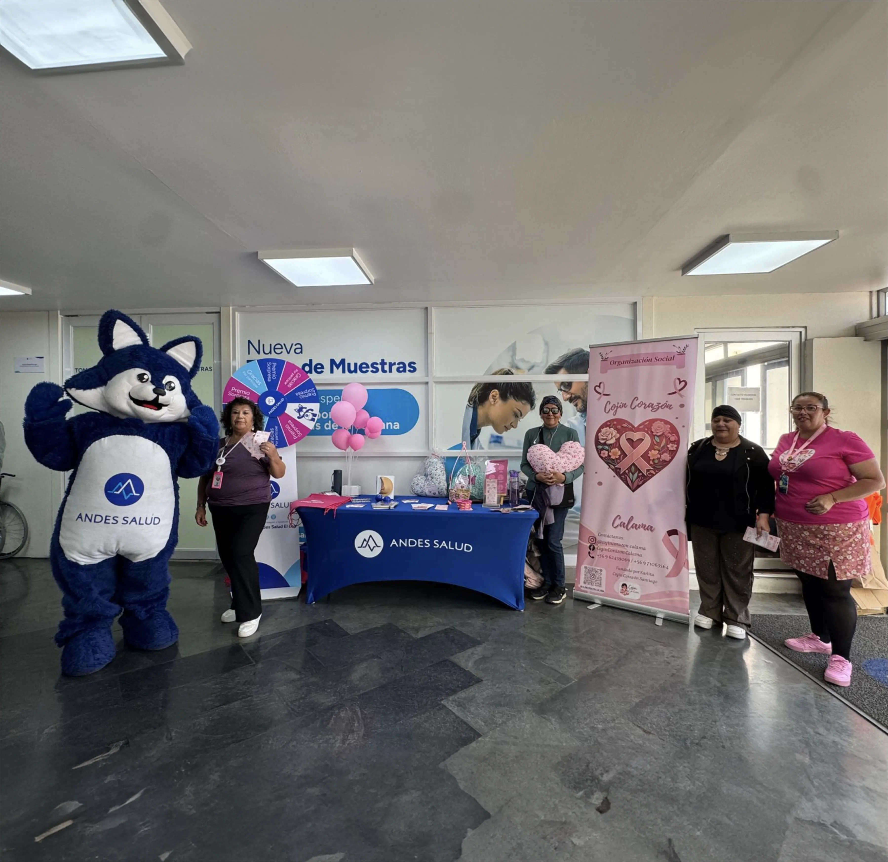 Stand de Andes Salud con la mascota y material informativo sobre detección temprana.