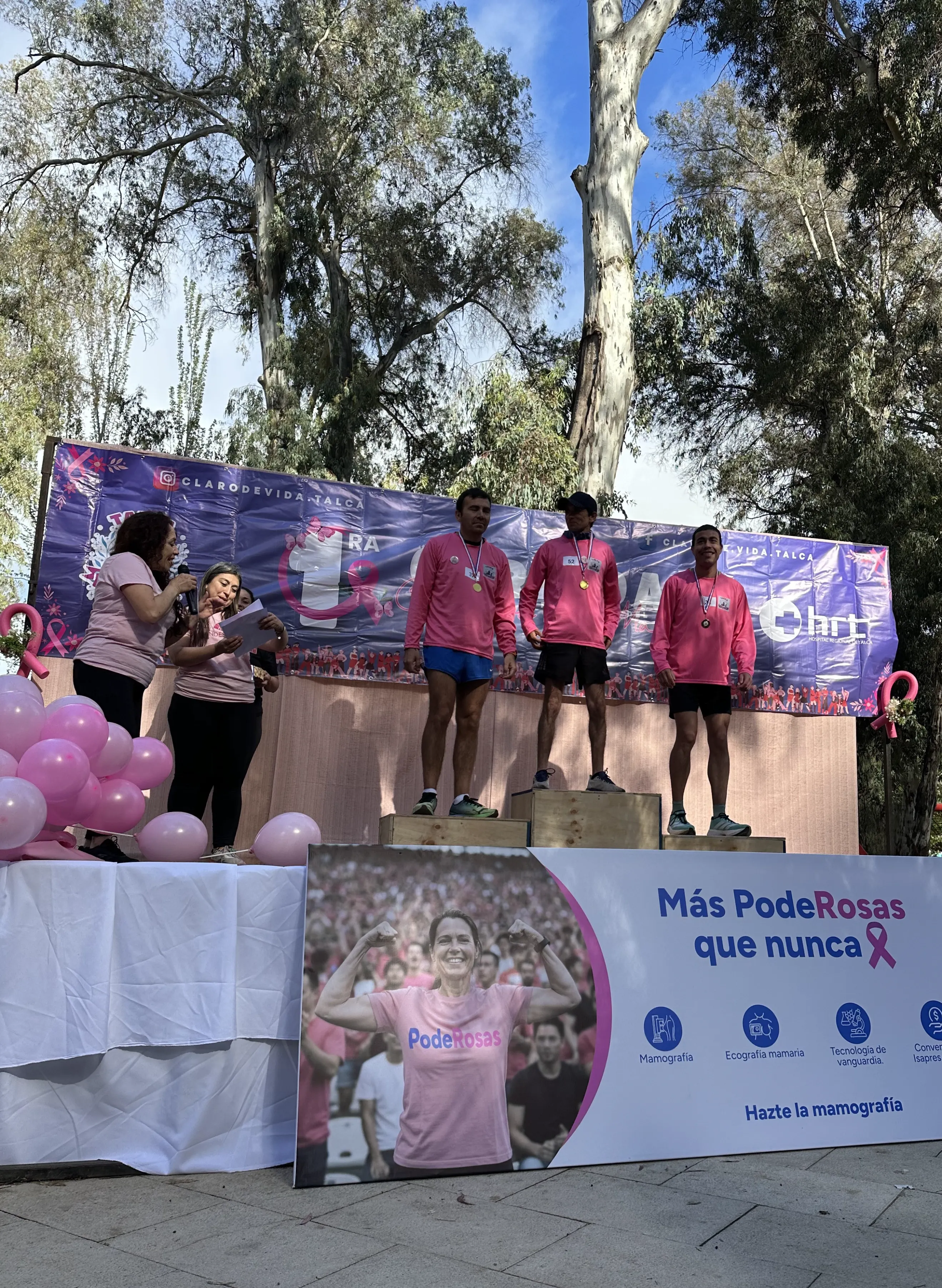 Premiación sobre un podio con el gráfico "Más PodeRosas que nunca" de Andes Salud.