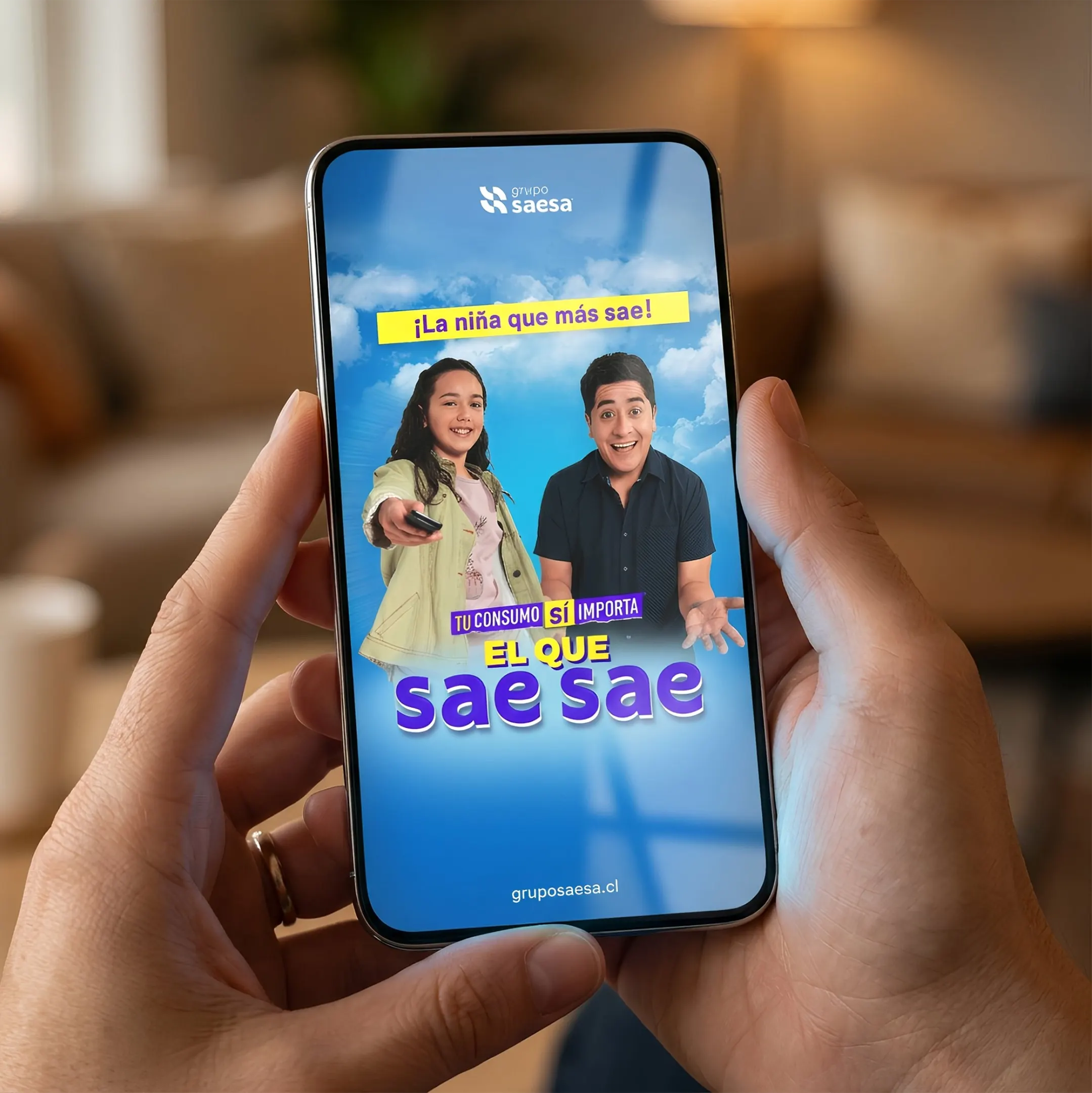 Mano sosteniendo un teléfono con la historia "La niña que más sae" de la campaña de Grupo Saesa.