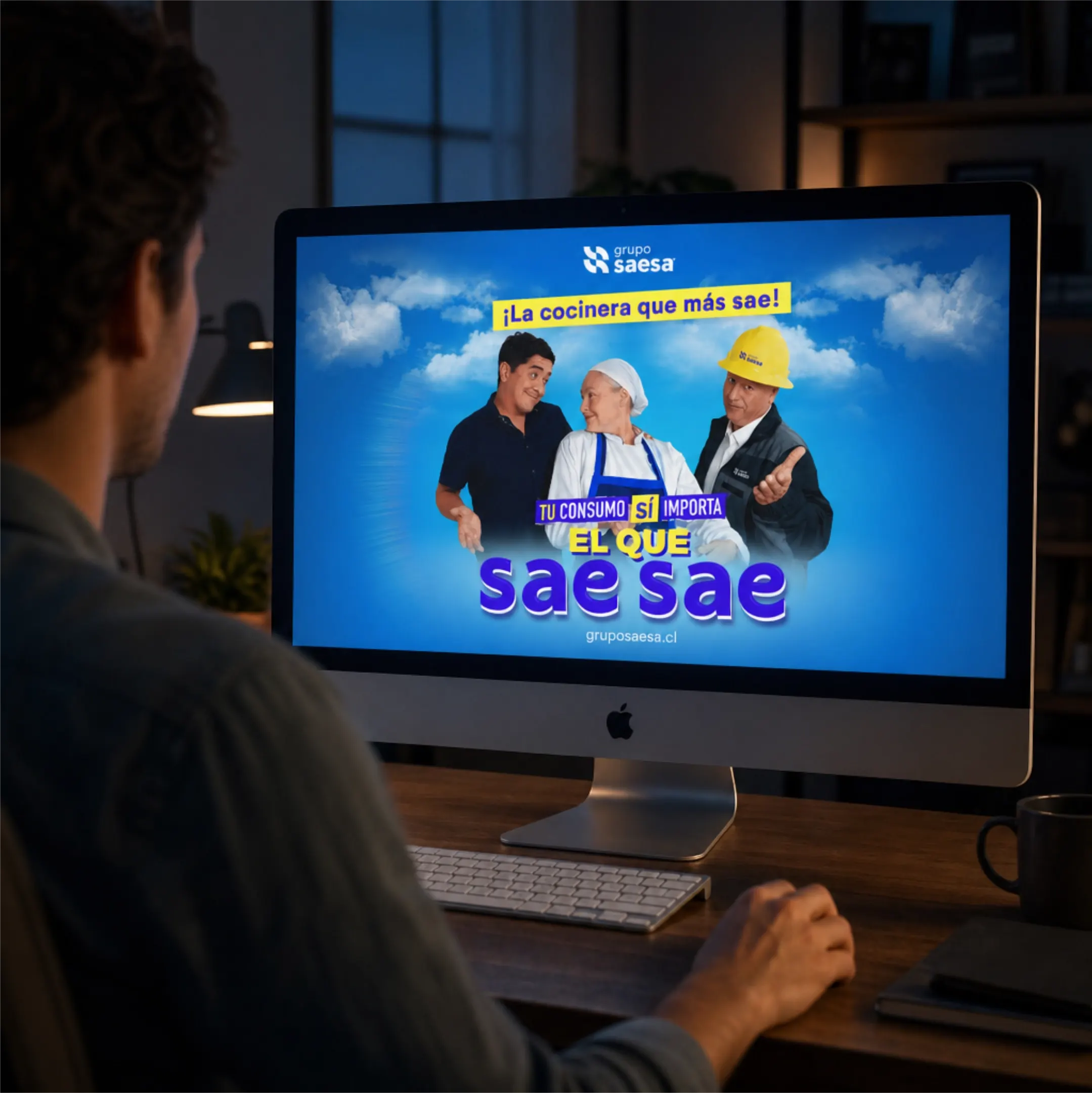 Persona viendo en un computador la pieza "La cocinera que más sae" de la campaña de Grupo Saesa.