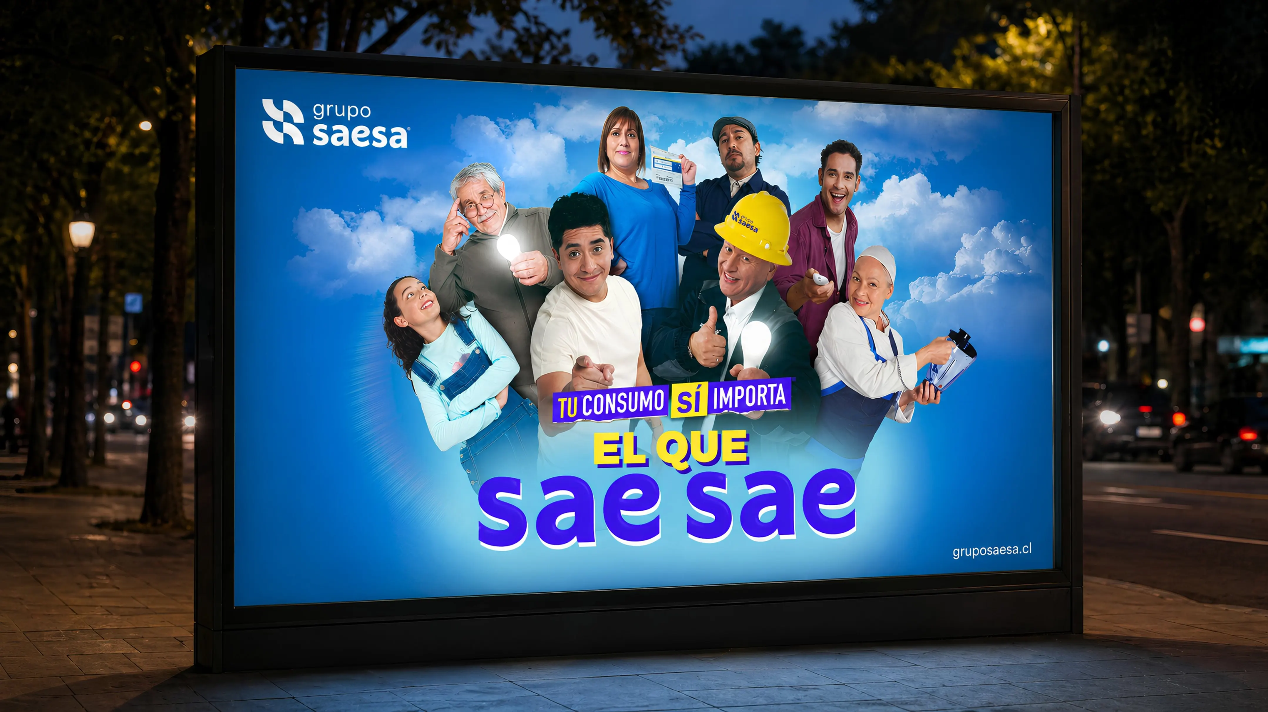 Valla LED en vía pública nocturna con el elenco de la campaña "El que sae sae" de Grupo Saesa.