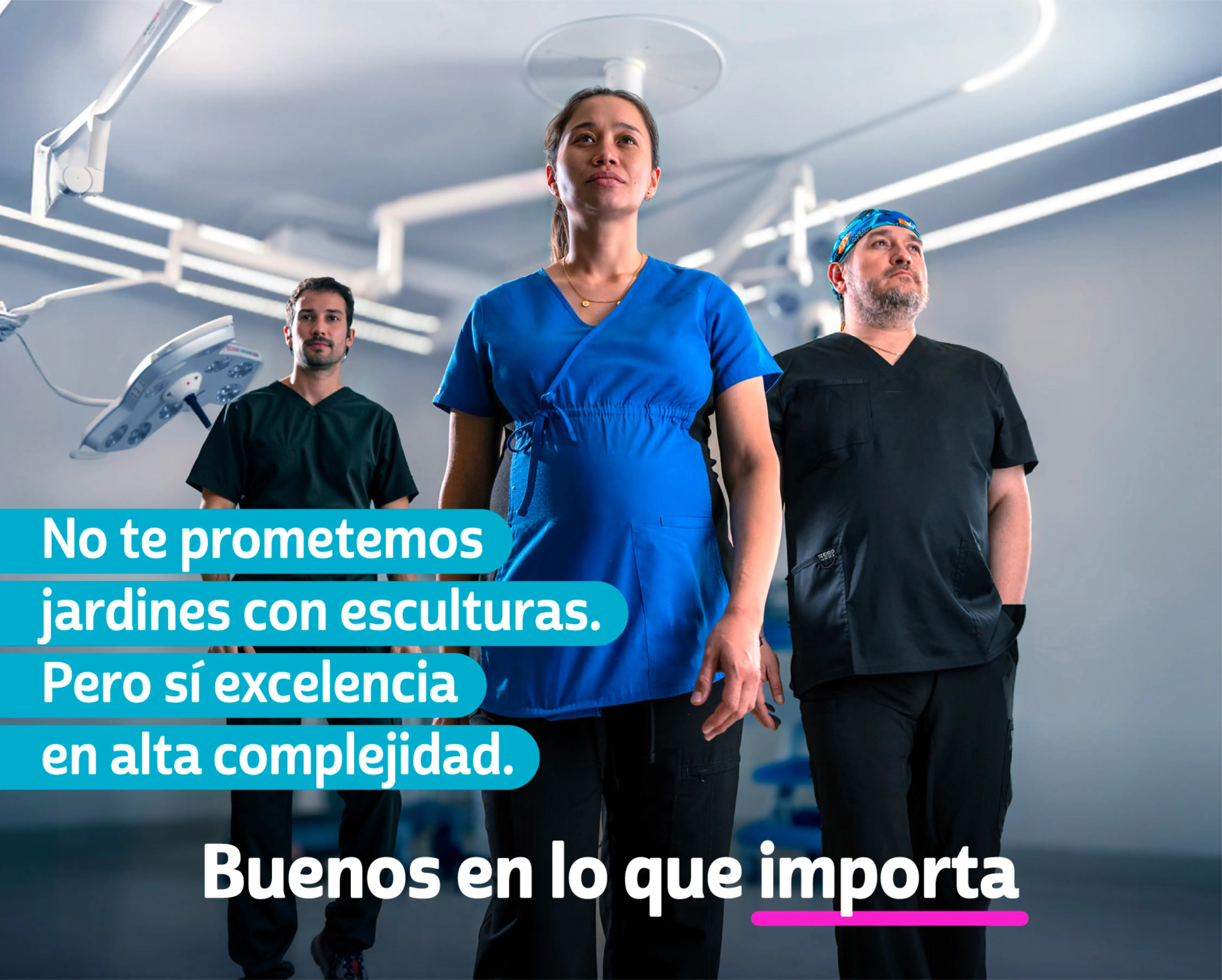 Key visual: equipo médico de Clínica Colonial frente al edificio con copy "No te prometemos una cascada de agua. Pero sí un gran equipo médico".
