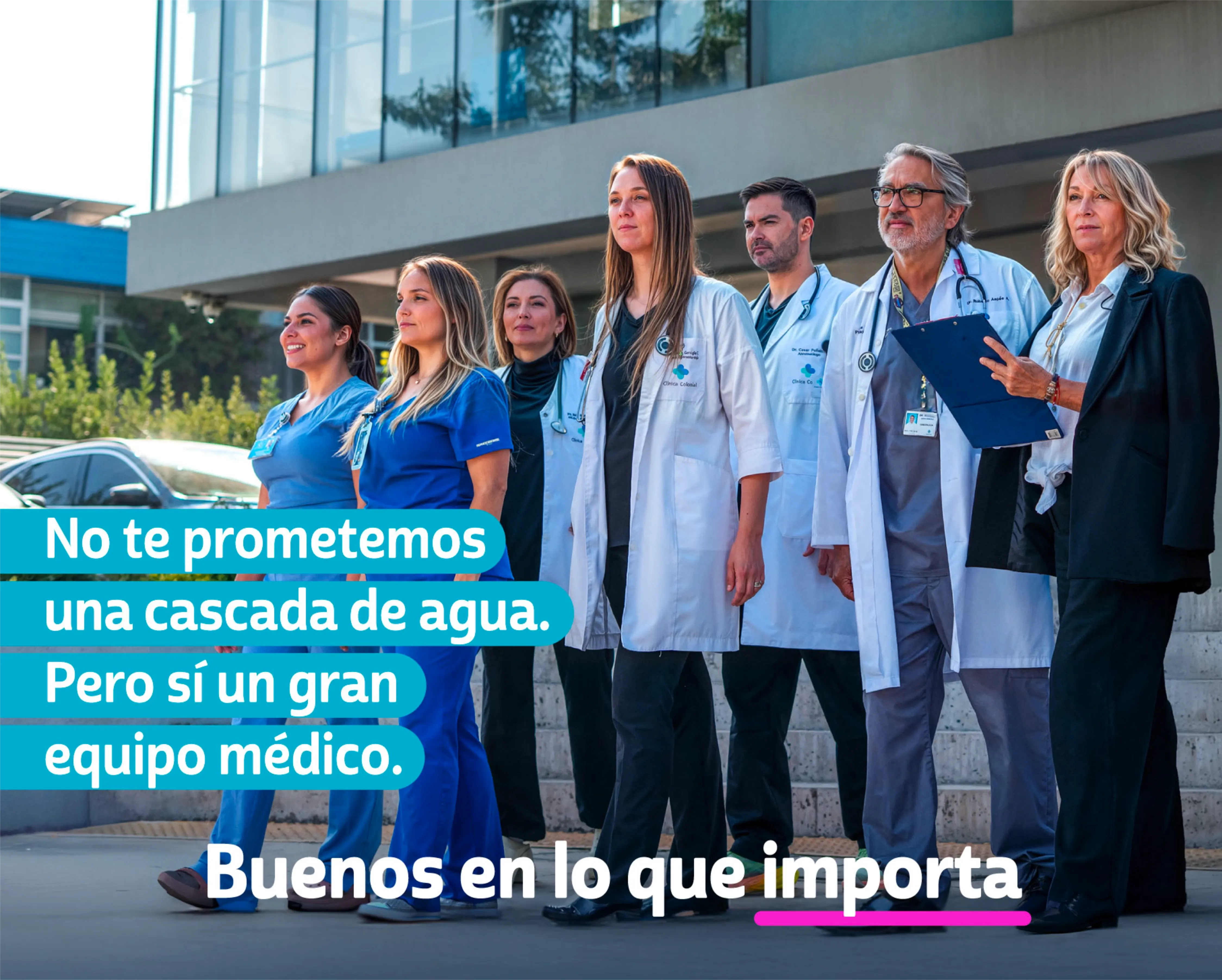 Key visual: especialistas de Clínica Colonial en sala con vista panorámica, copy "No te prometemos la mejor vista. Pero sí los mejores especialistas".
