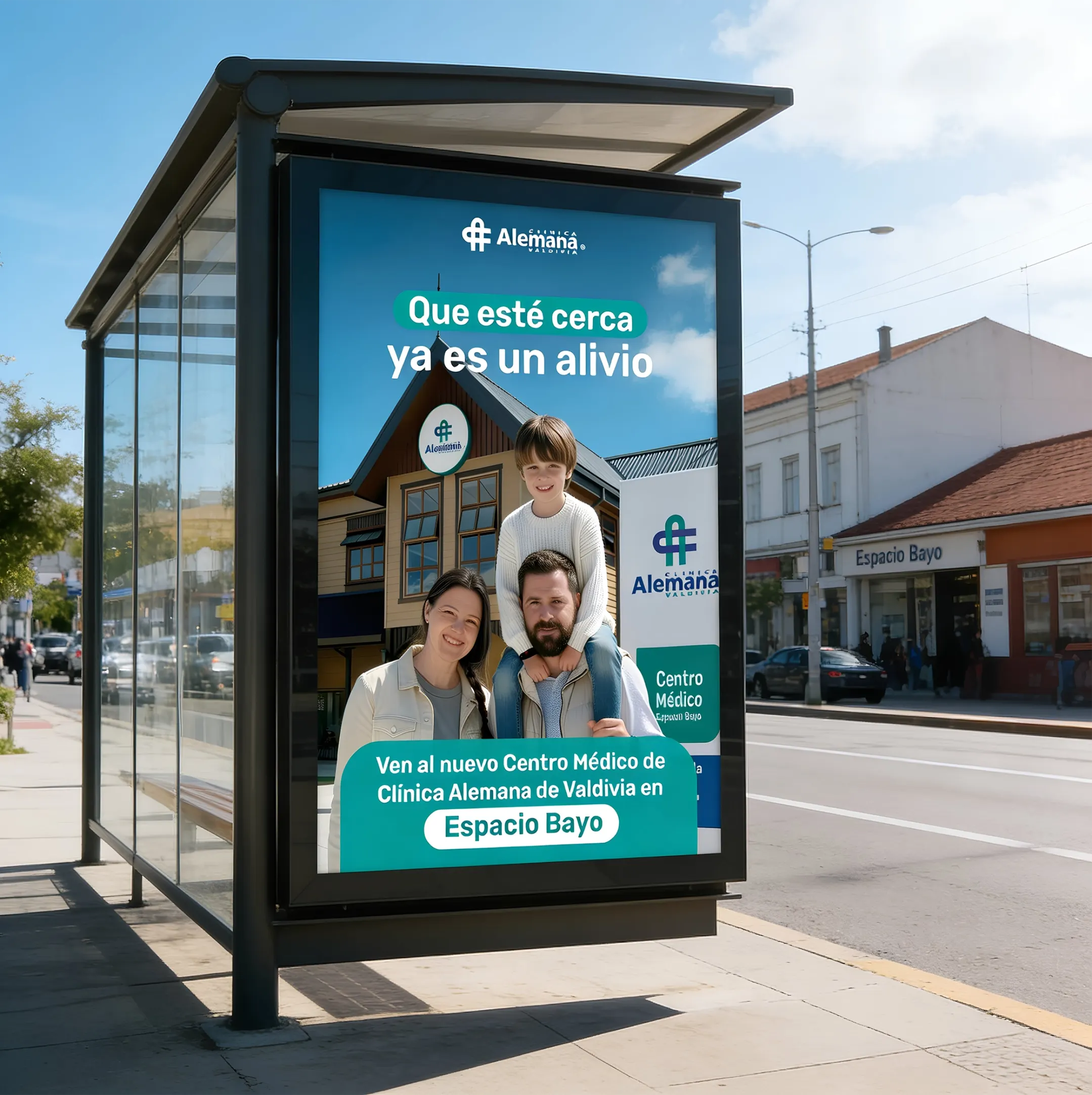 Mupi del Centro Médico Espacio Bayo en zona urbana con la familia protagonista de la campaña.