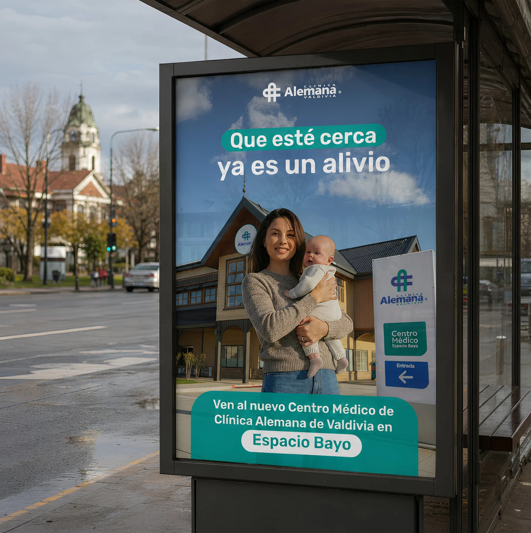 Pieza de vía pública del Centro Médico Espacio Bayo instalada en paradero con copy "Que esté cerca ya es un alivio".