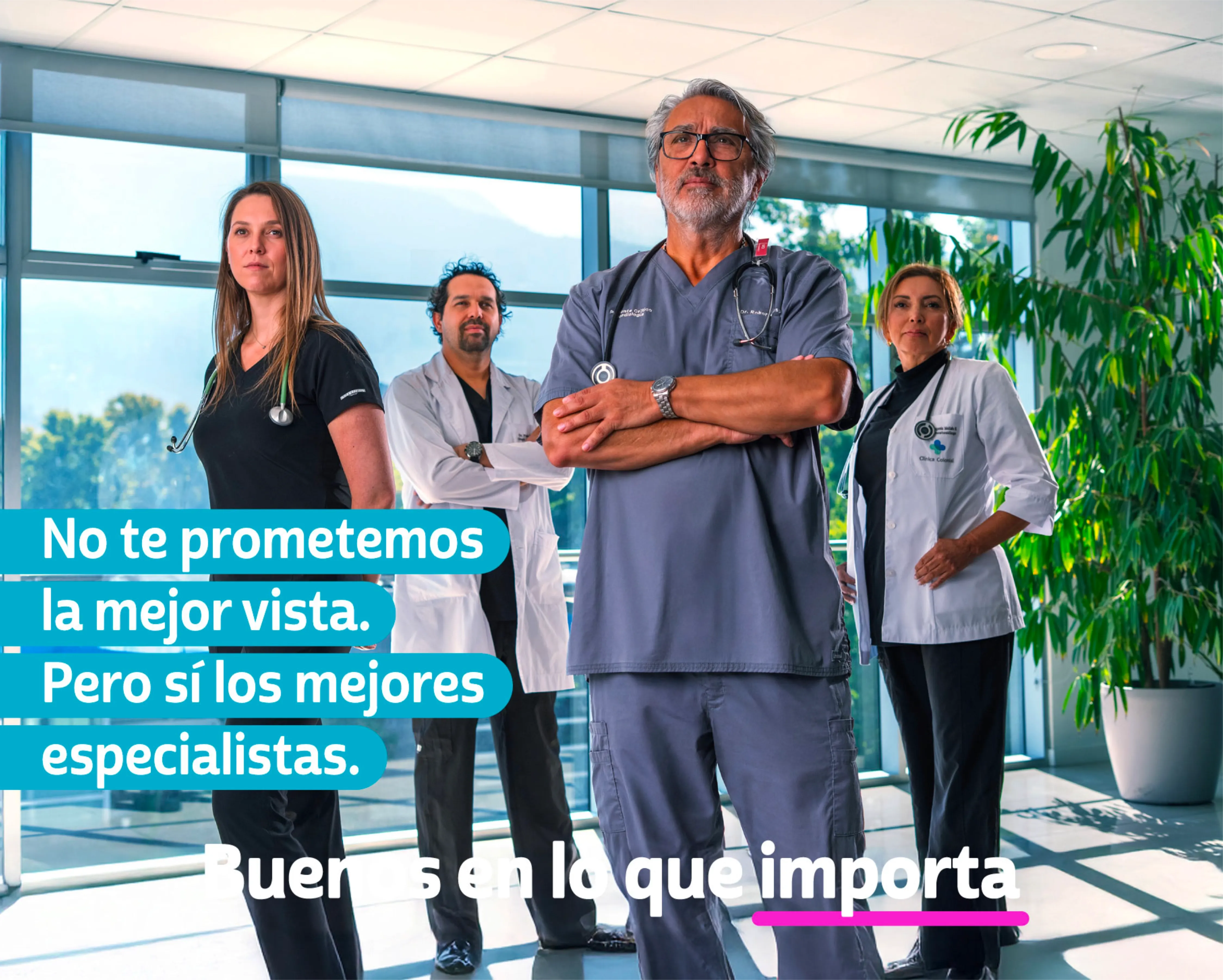 Key visual: profesionales de pabellón de Clínica Colonial en sala blanca con copy "No te prometemos jardines con esculturas. Pero sí excelencia en alta complejidad".