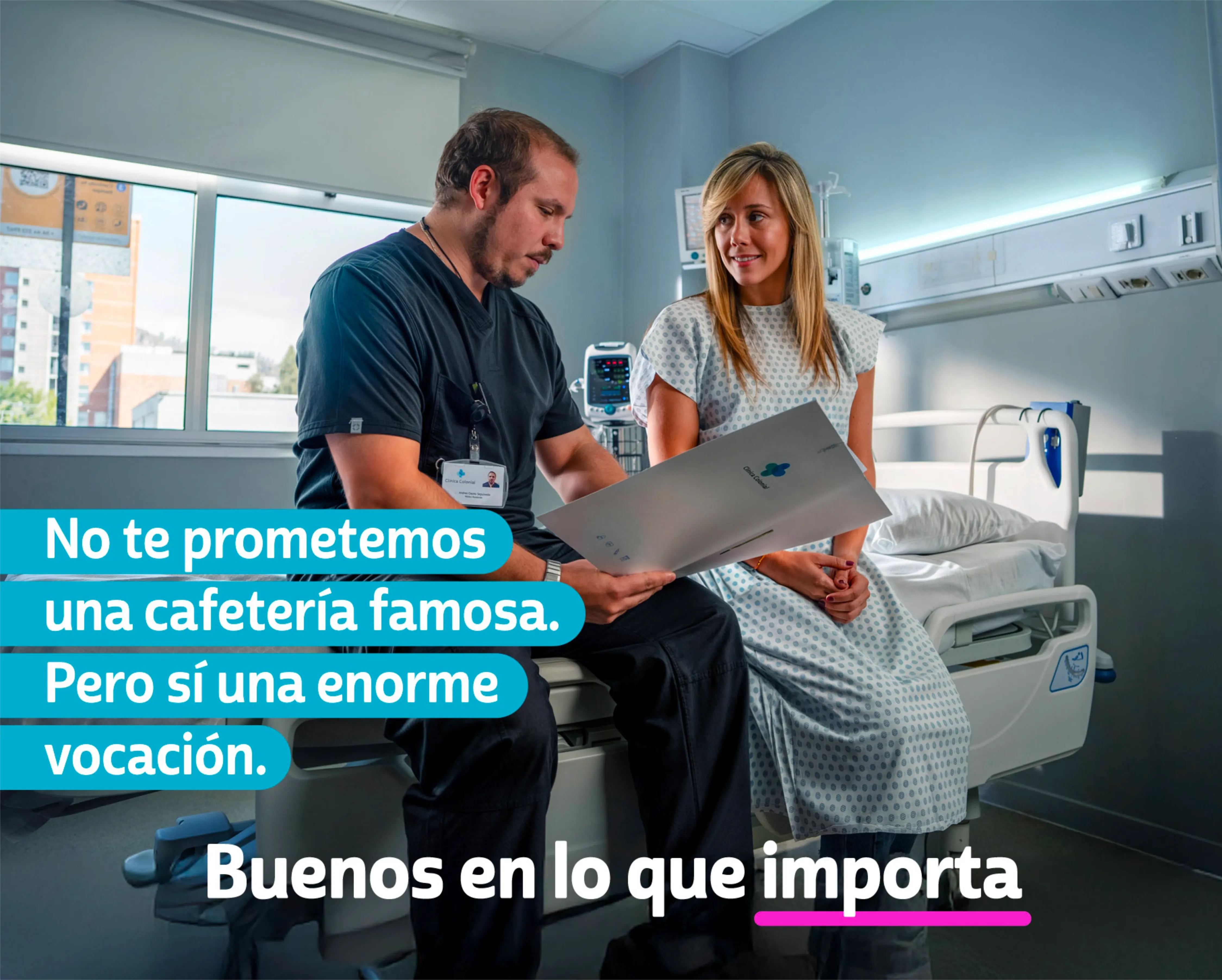 Key visual: médico explicando a paciente en habitación de Clínica Colonial con copy "No te prometemos una cafetería famosa. Pero sí una enorme vocación".