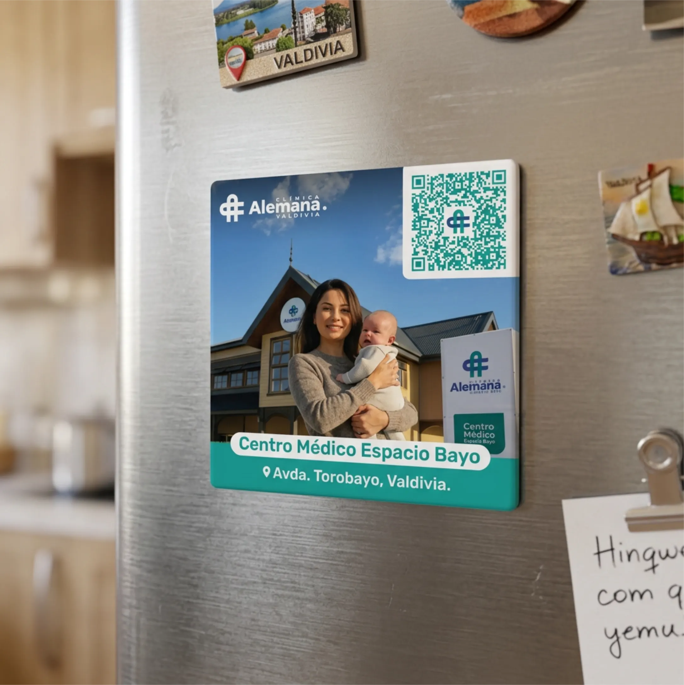 Imán de refrigerador con QR e información del Centro Médico Espacio Bayo en Valdivia.