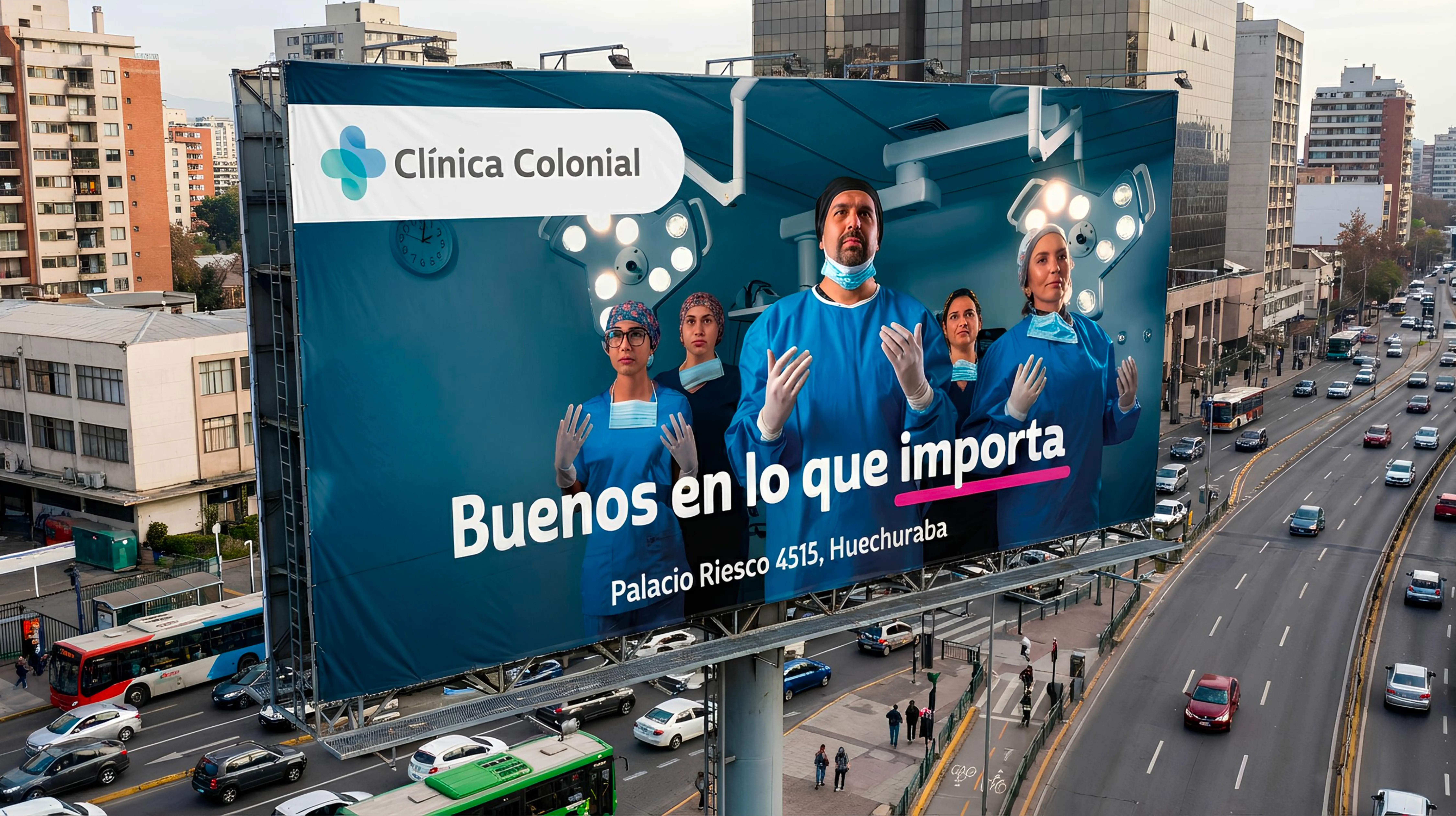 Valla publicitaria de Clínica Colonial en Palacio Riesco 4515, Huechuraba, con la campaña "Buenos en lo que importa".