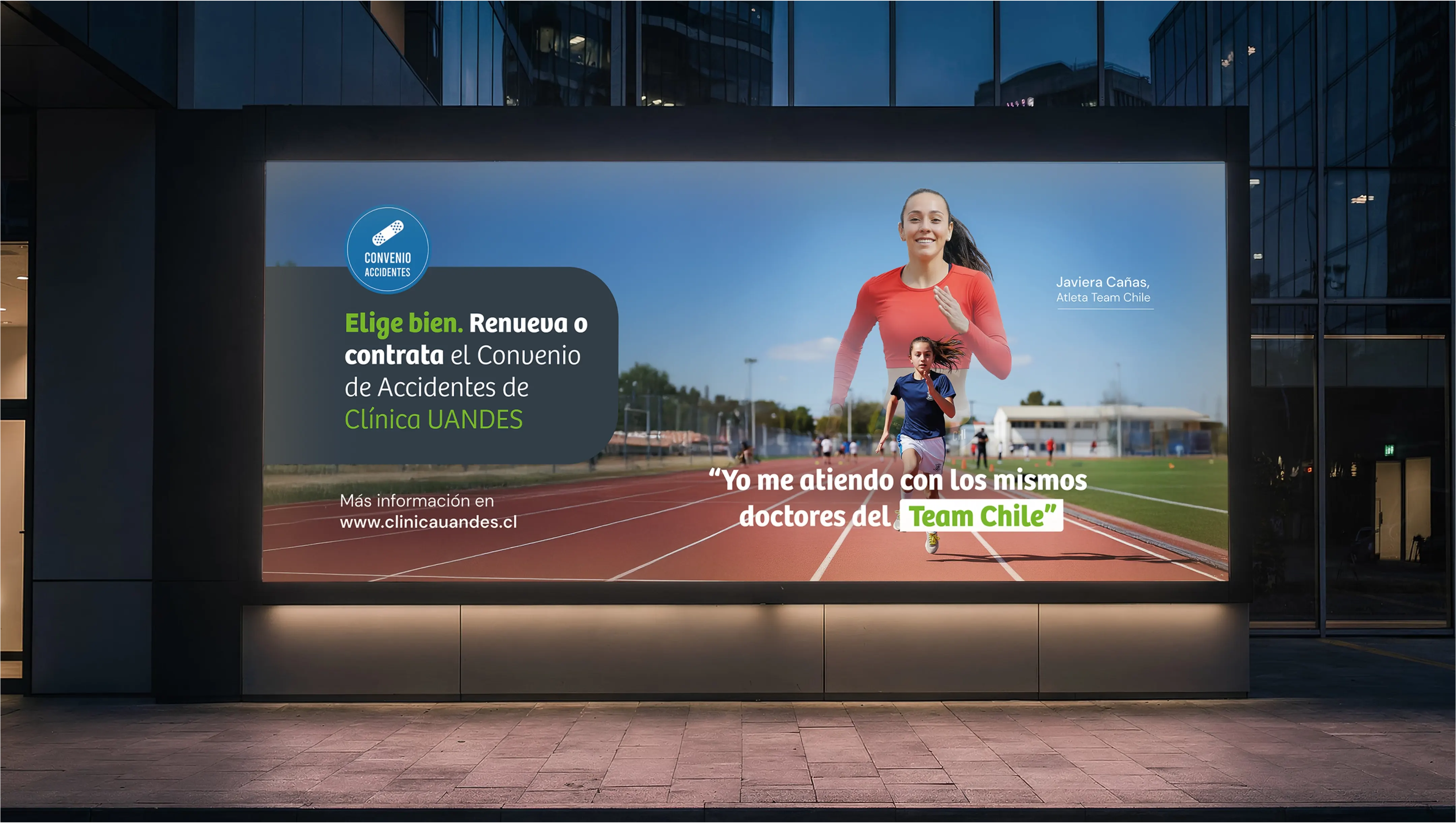 Valla publicitaria del Convenio de Accidentes Clínica UANDES con la atleta Team Chile en zona urbana.