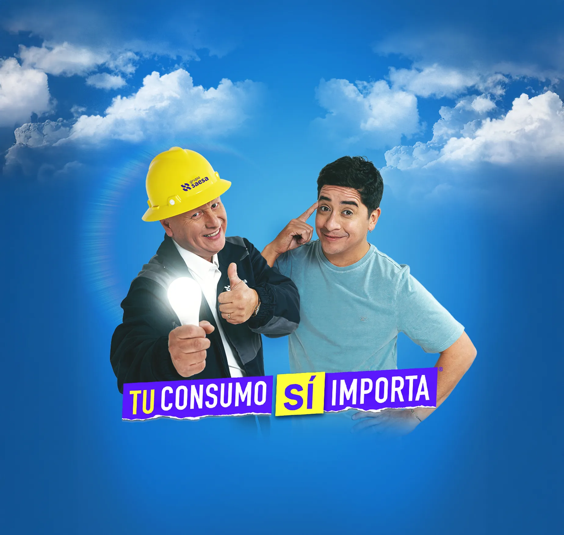 Dos protagonistas de la campaña "El que sae sae" de Grupo Saesa, uno con casco corporativo sosteniendo una ampolleta.