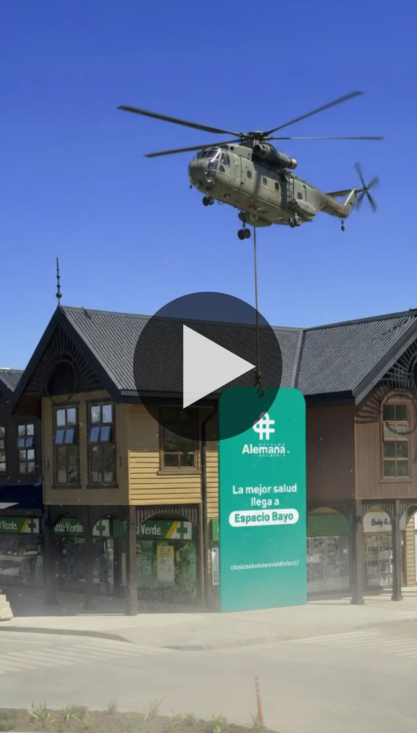 Frame de cápsula audiovisual con helicóptero sobre el edificio del Centro Médico Espacio Bayo.