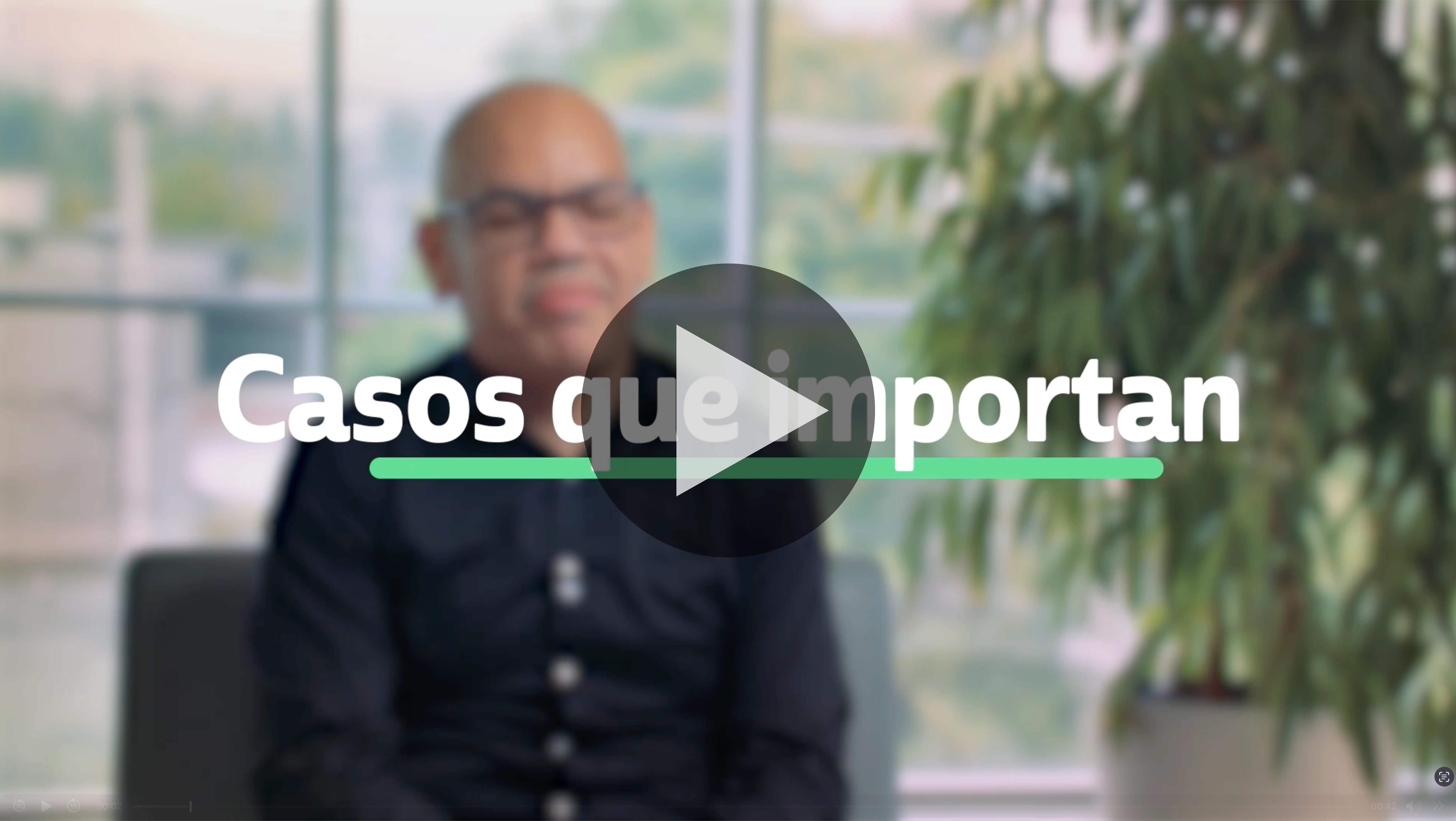 Frame de cápsula audiovisual "Casos que importan" con paciente entrevistado en Clínica Colonial.