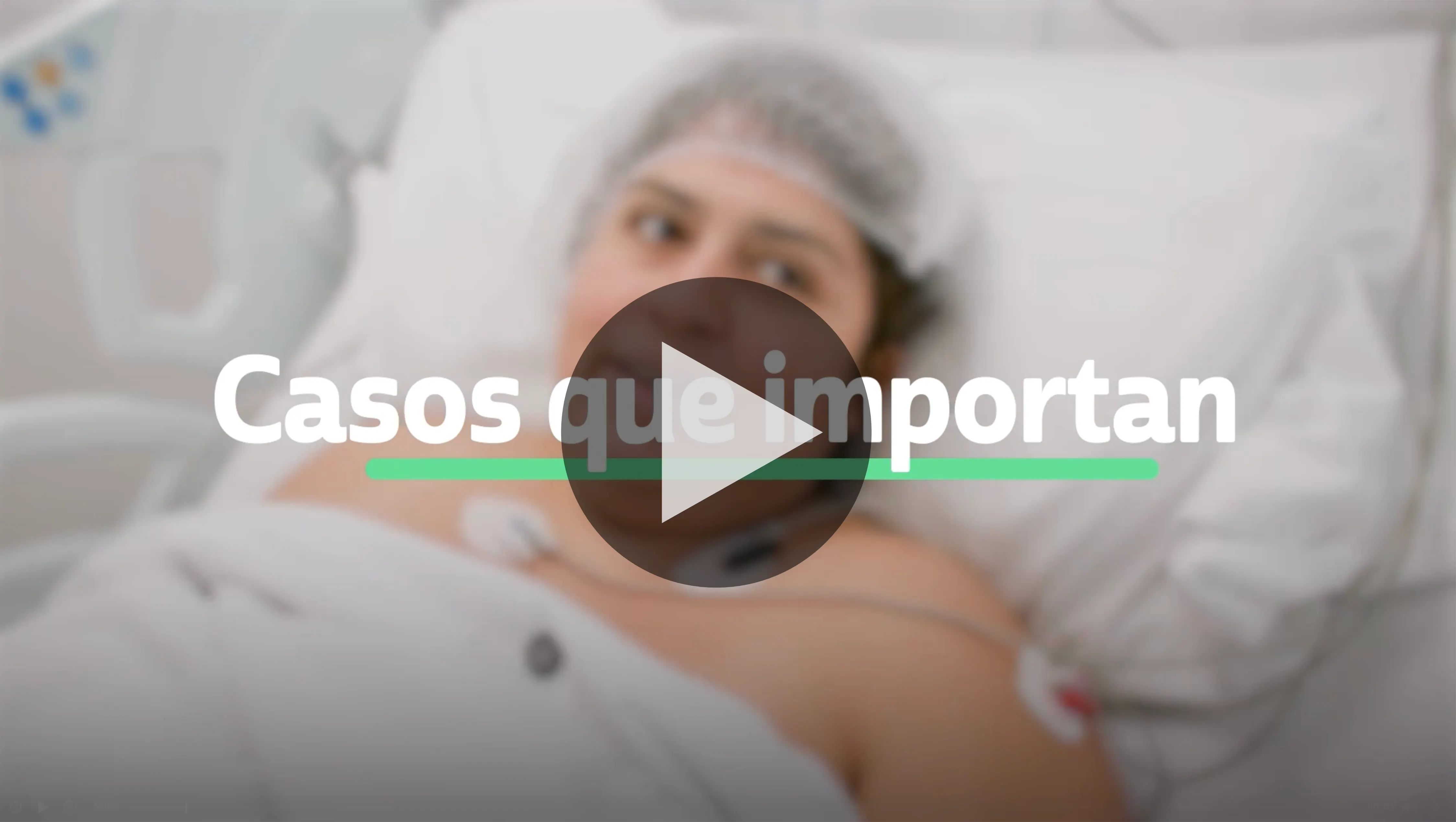 Frame de cápsula audiovisual "Casos que importan" con paciente en cama de hospital — testimonio post operatorio.